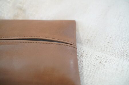 やわらかい本革「ポケットティッシュケース」２個セット 革 ティッシュ ポケットティッシュ 黒 茶 ブラック キャメル 子牛 カーフレザー 薄い 軽い やわらかい 本革 ティッシュカバー H066-064