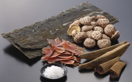 【12月24日受付分まで年内発送】七福醸造の特選料亭白だし6本セット 大容量 厳選素材 万能 調味料 白だし セット レシピ冊子付き ロングセラー 出汁 だし 旨味 和食 煮物 卵料理 お吸い物 麺類 炒めもの 揚げ物 太鼓判 時短料理 料理 H001-094