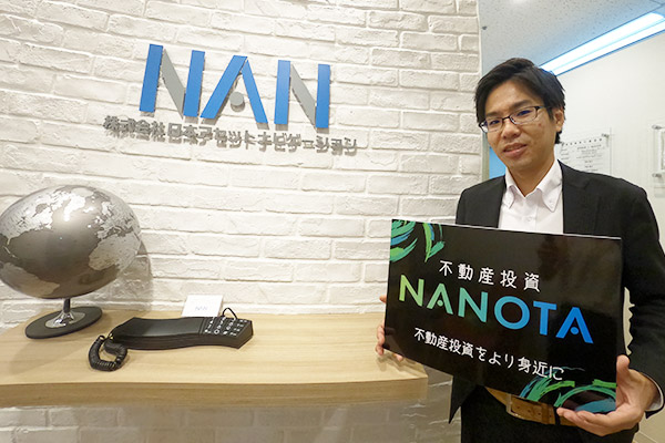 NANOTAのパネルを持つ宮城さん