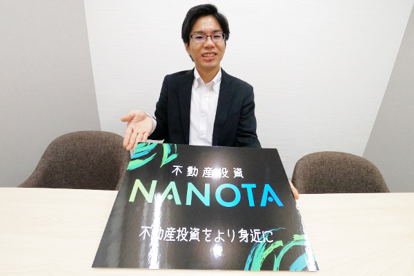 NANOTAのパネルを持つ宮城さん